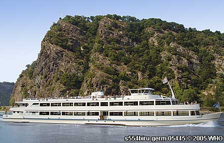 Feuerwerk-Rheinschifffahrt mit einem Partyschiff